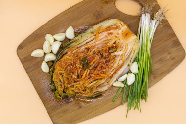 Tabağındaki malzemelerle Kore geleneksel lahana turşusu.