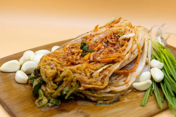 Tabağındaki malzemelerle Kore geleneksel lahana turşusu.