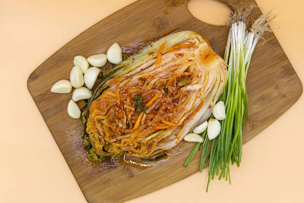 Tabağındaki malzemelerle Kore geleneksel lahana turşusu.