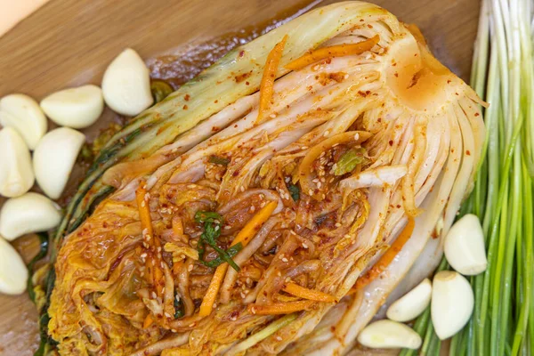 Tabağındaki malzemelerle Kore geleneksel lahana turşusu.