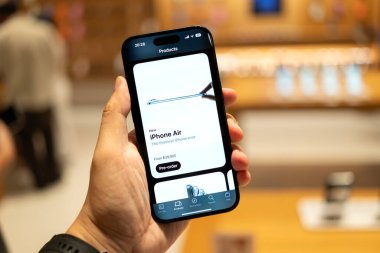 Eski bir iPhone modeliyle el ele tutuşmak, yeni iPhone Air 'in parlak tasarımını görüntülemek. iPhone Air Pro Ön Sipariş Ekranı Gösteriliyor.
