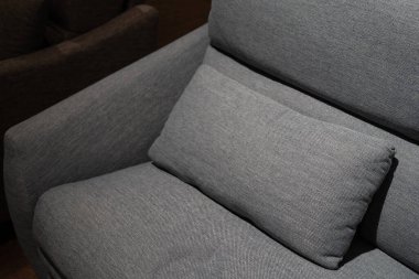 Gri desenli kanepeye yakın çekim. Açık gri desenli kumaşla döşenmiş modern bir kanepe. ev dekorasyonu, iç tasarım, konfor ve rahatlama.