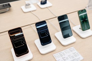 Apple launch new smartphone iPhone 17 Series. Comparing and testing the new iPhone 17 as well as iPhone 17 Pro max, Pro, Air and iPhone 17 in a Store.