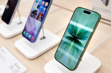 Apple launch new smartphone iPhone 17 Series. Comparing and testing the new iPhone 17.