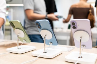 Apple launch new smartphone iPhone 17 Series. Comparing and testing the new iPhone 17.