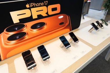 Apple launch new smartphone iPhone 17 Series. Comparing and testing the new iPhone 17 as well as iPhone 17 Pro max, Pro, Air and iPhone 17 in a Store.