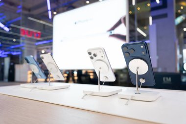 Apple launch new smartphone iPhone 17 Series. Comparing and testing the new iPhone 17 as well as iPhone 17 Pro max, Pro, Air and iPhone 17 in a Store.