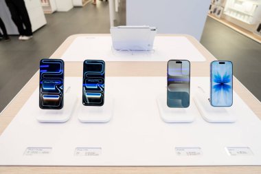 Apple launch new smartphone iPhone 17 Series. Comparing and testing the new iPhone 17 as well as iPhone 17 Pro max, Pro, Air and iPhone 17 in a Store.