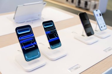 Apple launch new smartphone iPhone 17 Series. Comparing and testing the new iPhone 17 as well as iPhone 17 Pro max, Pro, Air and iPhone 17 in a Store.