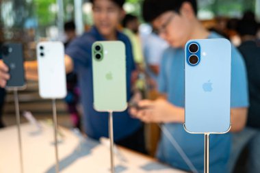 Presentation of the new Apple iPhone 17 inside an Apple store Central World. Show many color of iPhone 17 series.
