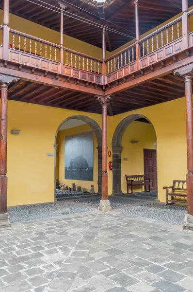 Ispanya 'daki Tenerife adasında, Garachico 'daki Franciscan konseptleri Manastırı 'nın dışında ve balkonunda Cloister