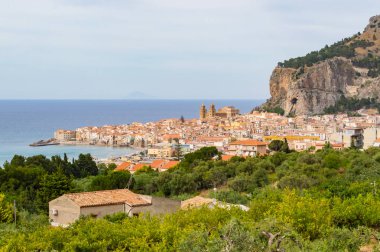 Cefalu şehir, onun Bazilikası'nın ve onun rock kuzey batısında Sicilya görünümünü