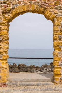 Taş kapıyı Cefalu Kuzey Kuzey Sicilya Sicilya Villa deniz manzarası için erişim sağlayarak bir kemer ile