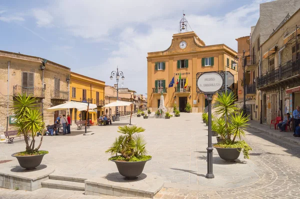 Vicari, Sicilya, Europe-08/06 / 2018.Square Sicilya kuzeyinde Belediye Binası ile Vicari şehir içinde Borsellino