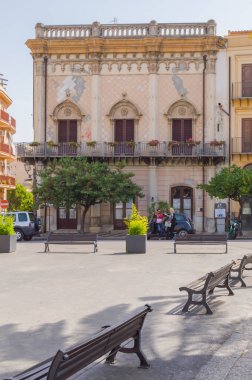 Eski mimari ile bir ev görünümünü Duomo Meydanı Termini Imerese Kuzey Sicilya '