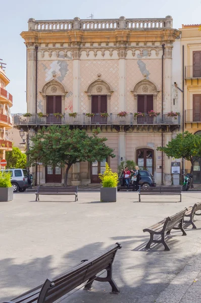 Eski mimari ile bir ev görünümünü Duomo Meydanı Termini Imerese Kuzey Sicilya '