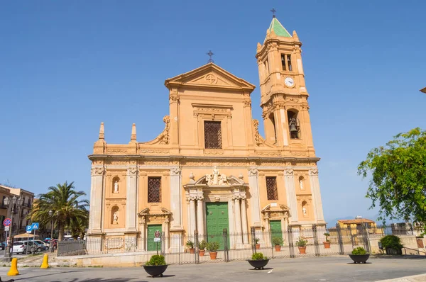 在西西里北部 Imerese 总站的大教堂广场上的圣尼古拉堤巴里大教堂观 — 图库照片
