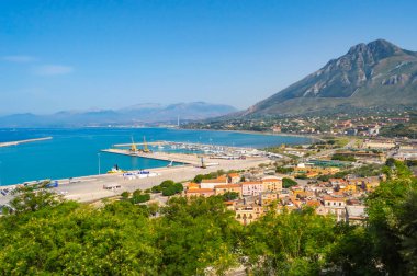 Marina ve endüstriyel Termini Imerese Kuzey Sicilya görünümü