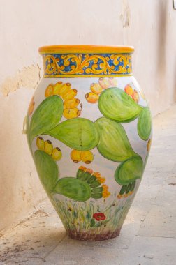 Seramik kavanoz kaktüs yaprakları çiçek motifleri ile dekore edilmiş şehrin Santo Stefano di Camastra Kuzey Sicilya'da bir yere koydu