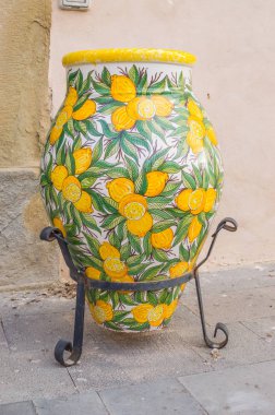 Limon Santo Stefano di Camastra Kuzey Sicilya şehirde bir yürüyerek seramik kavanoz süslenmiş