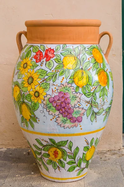 Vaso Ceramica Decorato Con Motivi Floreali Donando Grappoli Uva Arance — Foto Stock