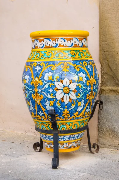 Santo Stefano di Camastra Kuzey Sicilya şehirde bir yürüyerek seramik kavanoz çiçek motifleriyle dekore edilmiş yer