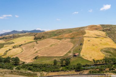 Kırsal, alanları ve tepeler Cesaro Kuzey Sicilya bölgesinin görünümünü