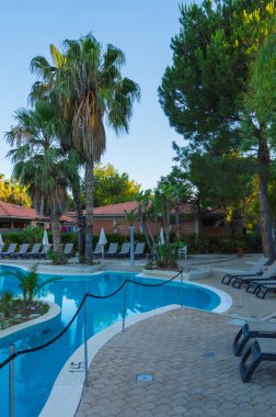 bir yüzme havuzu içinde şehir Campofelice di Roccella kuzey kuzeybatı Sicilya Sicilya İtalya boyunca şezlonglar