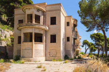 Kuzeybatı Sicilya Palermo yükseklikleri üzerinde küçük, terk edilmiş otel