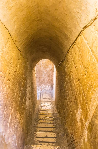 Kasaba Monreale Sicilya batısında Kuzey Santa Maria Nuova katedralde küçük taş koridorda merdiven