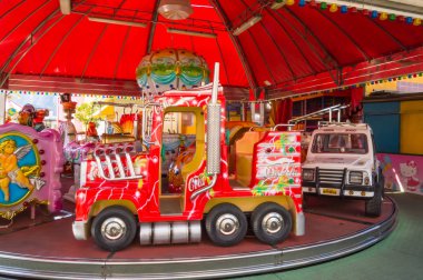 Mondello, Sicilya, Europe-10/06/2018. Carousel araba ve kamyon Mondello bir karnaval üzerinde Sicilya