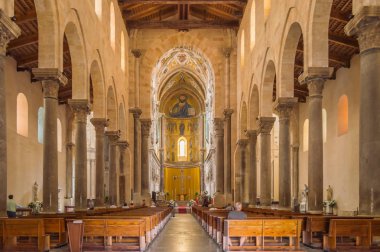 Cefalu Katedrali kentin kuzey Sicilya aynı adı görünümünü Interieur