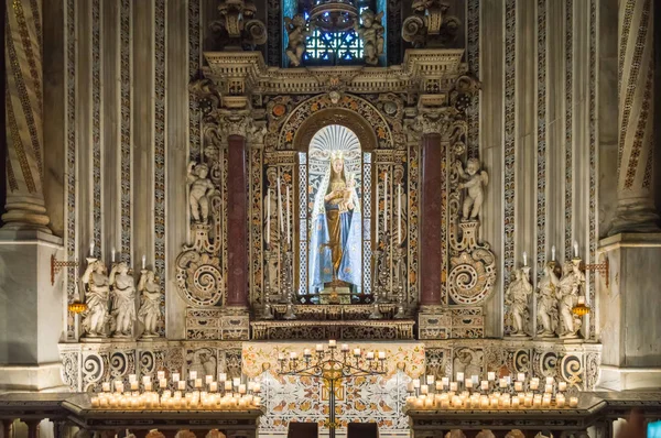 Çocuk İsa Katedrali Santa Maria Nuova Monreale Sicilya Palermo yakınındaki mum tutan birkaç meleklerle'ile Meryem Ana altar