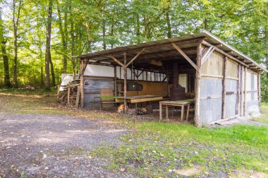 Ivır zıvır ormandaki avcı Restoran olarak hizmet veren kışla yapılmış
