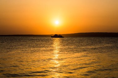Kızıl Deniz üzerinde gün doğumu bir otelden görüldü. 