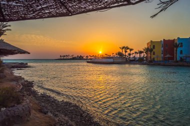 Bir yarımadada gündoğumu ve Hurghada bir lagün