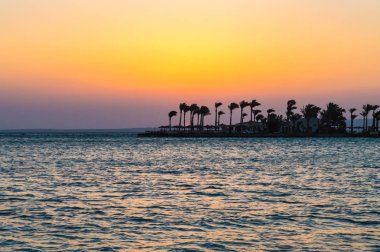 Kızıldeniz üzerinde Hurghada bir yarımadasında gündoğumu 