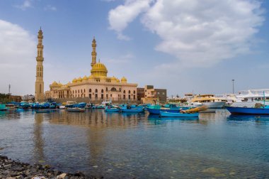 Al Mina Mescid Camii ve Minaresi manzarası 