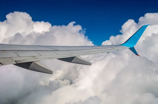 Ala de um avião em uma mistura de céu — Fotografia de Stock