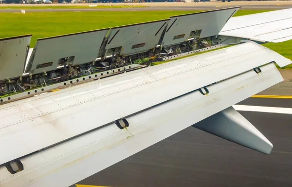 Vista del levantamiento del alerón durante el aterrizaje de un avión de pasajeros —  Fotos de Stock