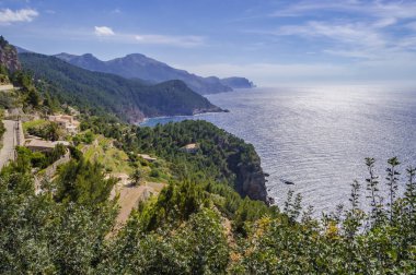 Dağların üzerinde gün batımı ve adanın güneybatısındaki okyanus 