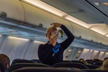 Palma - İspanya 18 avril 2019: hava hostesnasıl bir oxy kullanmak gösterir