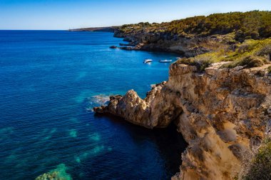 Dağların ve okyanusun üzerinde gün batımı 