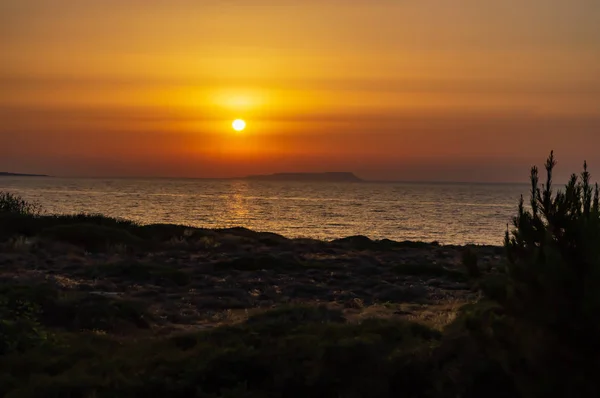 Portul Sissi, Creta, la apusul soarelui. Vedere la apus a obiceiului Sissi . — Fotografie, imagine de stoc