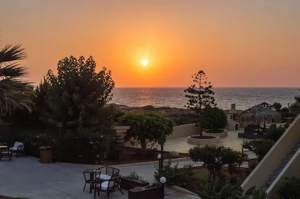 Port Sissi, Kreta, o zachodzie słońca. — Zdjęcie stockowe
