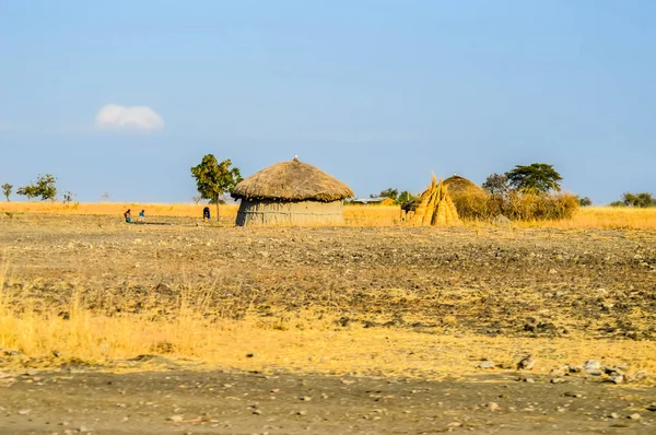 Kenya halkının geleneksel kabile kulübesi. . — Stok fotoğraf