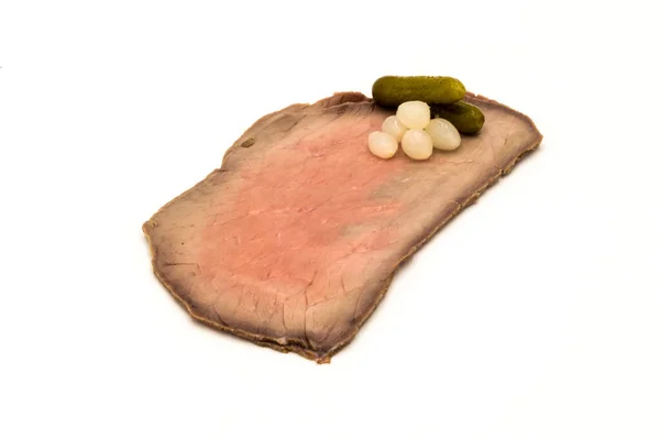 Scheiben Roastbeef Perfekt Arrangiert Mit Kleinen Zwiebeln Und Essiggurken Auf — Stockfoto