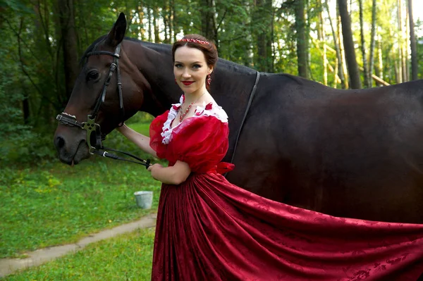 Piękna Młoda Dziewczyna Retro Sukienka Pozowanie Pobliżu Konia — Zdjęcie stockowe