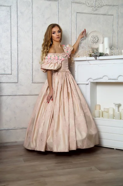 Mädchen Wunderschönem Vintage Kleid Posiert Studio Isolation Studioporträt — Stockfoto