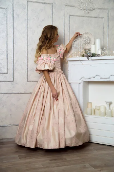 스튜디오에서 포즈를 취하는 빈티지 드레스에서 절연된 스튜디오 초상화 — 스톡 사진
